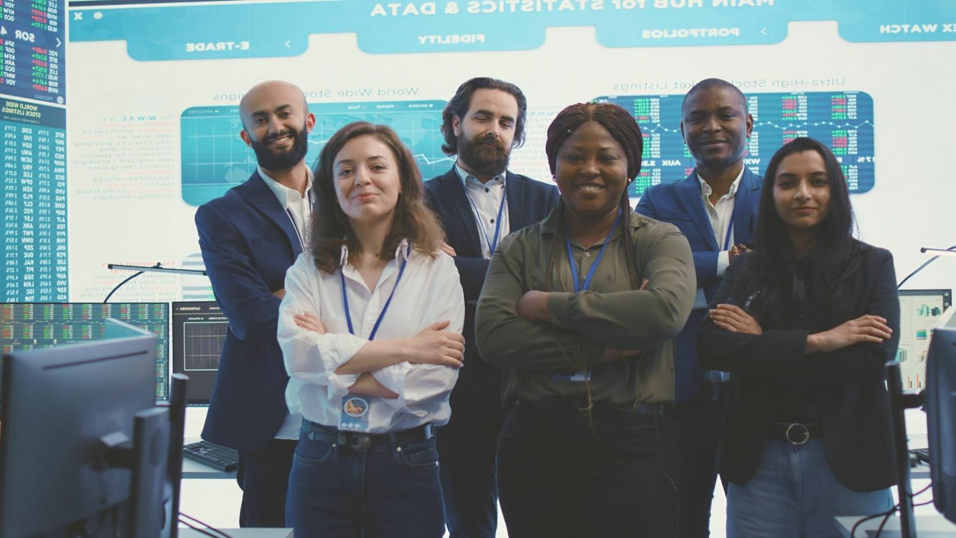 Participants travaillant ensemble sur des stratégies budgétaires
